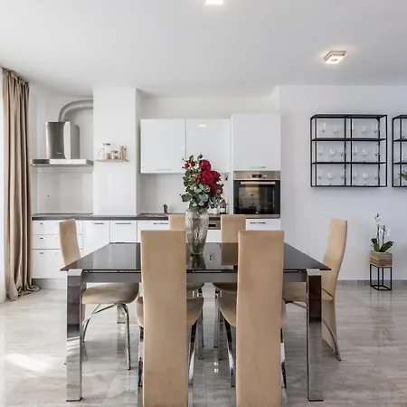 Luxury Rooftop Zalato شقة