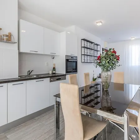 Апартаменти Luxury Rooftop Zalato